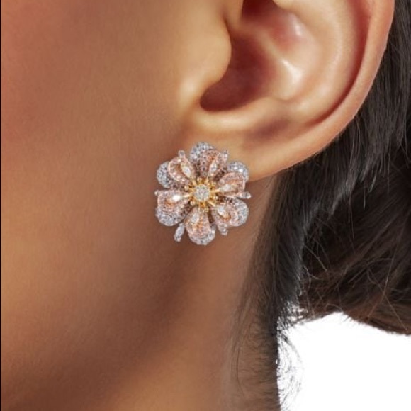 BOGO 1/2 Off NIB Luxe Crystal Flower Stud Earrings - Picture 1 of 2